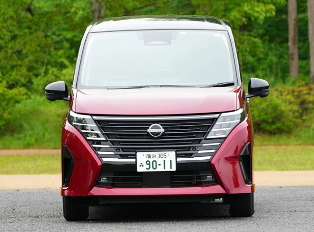 日産 セレナ 価格:276万8700~479万8200円 6代目セレナの顔面は、日産のフラッグシップミニバン・エルグランドを感じさせる仕上がりに。ヘッドライトは縦3段式LED