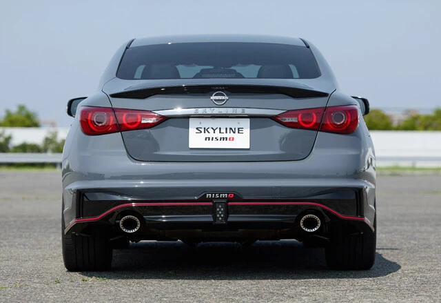 ファン感涙なのがリアバンパー下部。ニスモのロードカーらしく、ド派手なフォグランプとニスモのエンブレムが!