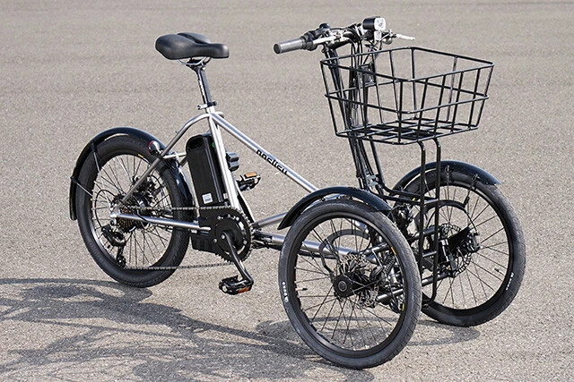 カワサキ「ノスリス」（電動アシスト自転車仕様）価格：36万3000円、5月20日発売。三輪だが電動アシストの力もありこぎ出しは軽い。カーブのコツは曲がりたい方向へハンドルをちゃんと切り、前輪を傾けて走らせること