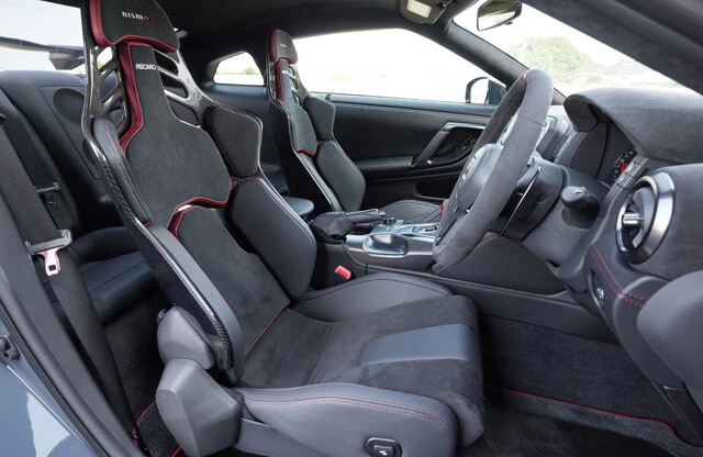 レカロ社が専用開発したシートは、横剛性を50%向上。むき出しのカーボンフレームは男心をたぎらせまくる