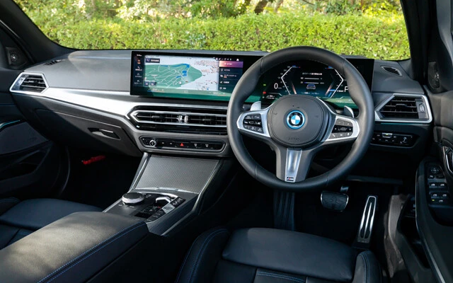 メーター&コントロールディスプレイが一体化したカーブド・ディスプレイを新採用。シフトレバーは小さなトグルスイッチに変更