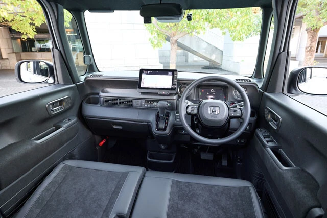 カスタムのインテリアカラーはブラックが貴重。上質な空間に仕上がっている。ハンドルは本革巻き