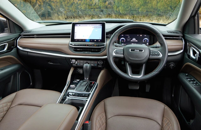 日本に導入されたコマンダーのグレードは上級仕様のリミテッドのみ。室内は上質。装備は至れり尽くせり