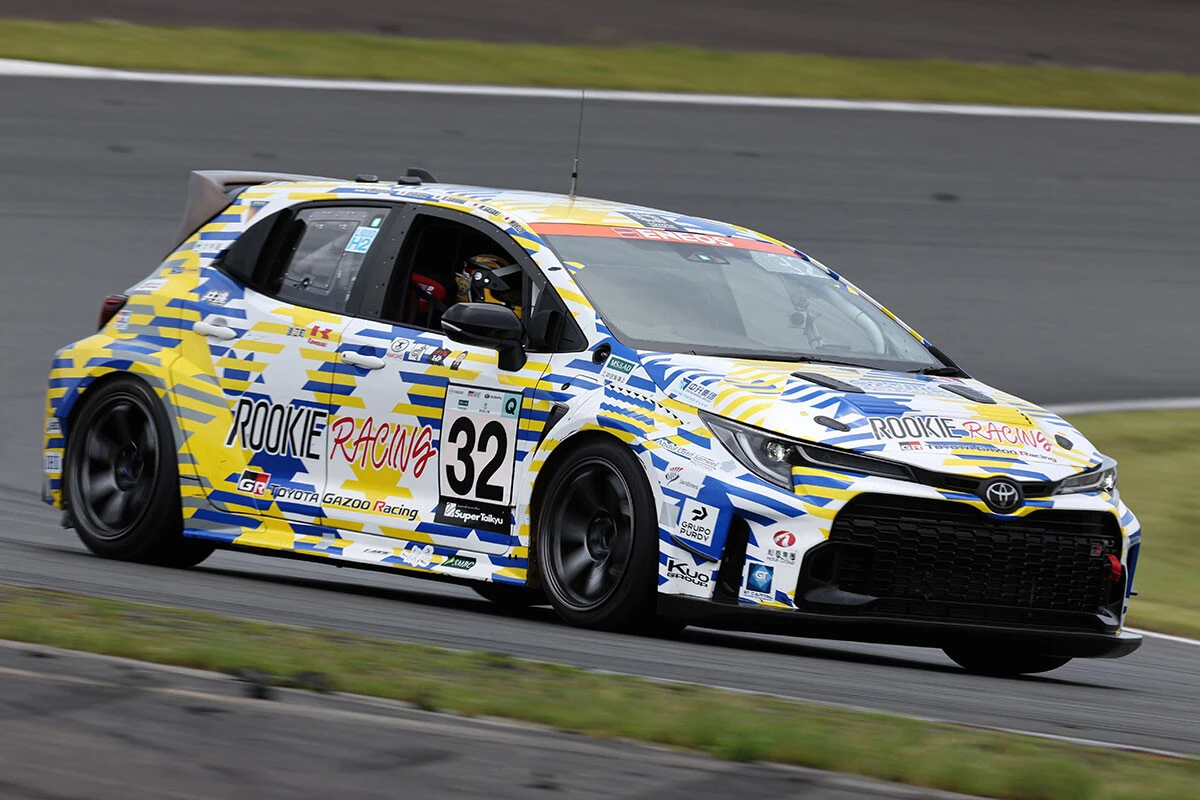 世界初の液体水素自動車によるレースにチャレンジした液体水素GRカローラ。新たに開発した液体水素用タンクを搭載して走行