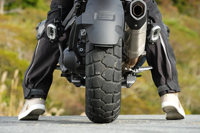 車速が時速25キロ以下に落ちると車高を自動で下げ、停止時にはライダーの足が地面にちゃんと届くようシート高を30㎜落としてくれる