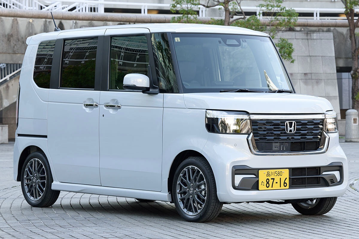 第1位　ホンダ「N-BOX」価格：164万8900～236万2800円。3代目N‐BOXの売れ筋はコチラのカスタム。実に客の7割がカスタムを選んでいるという。ちなみに顔面は品位を高め、脱オラオラ系を実現