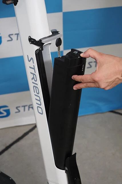 こちらがバッテリー。時速20キロで航続距離は30㎞。スマホのアプリと連携することでバッテリー残量などの確認もできる