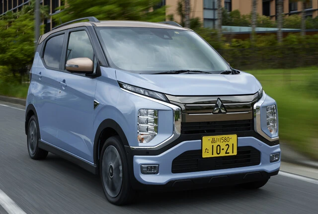 eKクロスEV 価格:254万6500~308万1100円 三菱ならではの個性的な顔面がキラリと光る。eKクロスEVは、兄弟車の日産サクラと比べると、ややカジュアルな乗り味に感じられる