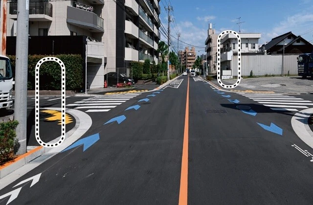 東京都江戸川区の住宅街にある交差点には、東西方向から右左折しようとする車両への横断歩道の標識が設置されていない。それぞれ丸で囲った場所に設置する必要がある