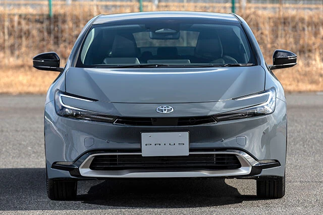 トヨタ「プリウスPHEV」PHEVの価格は460万円。気になる燃費だが、19インチタイヤ装着車は26.0km/L、メーカーオプションの17インチタイヤ装着車は30.1km/Lを実現