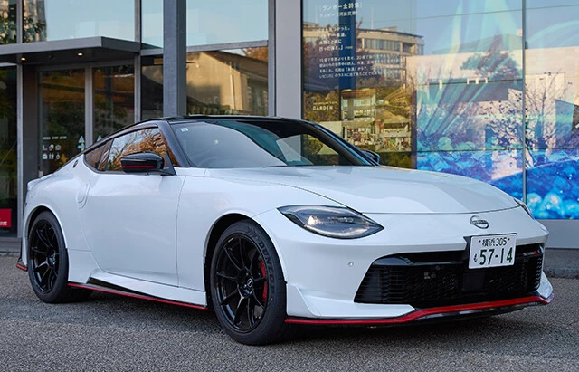 日産 フェアレディZニスモ 価格:920万400円 外観でニスモ専用となるのは、フロントグリル、フロント&リアバンパー、リアスポイラーなど。車体にもチューニングが施されている