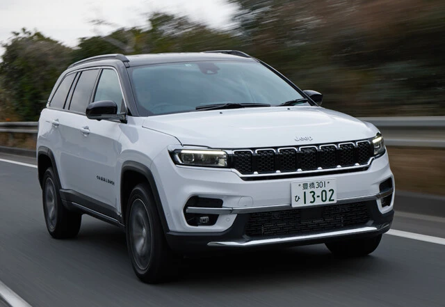 ジープ伝統の7スロットグリルが光る顔面は、フラッグシップのグランドチェロキー似。気になる走りの実力はいかに!?