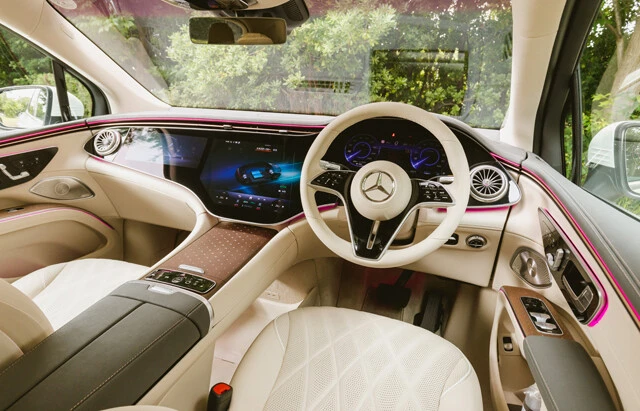 運転席、中央、助手席のディスプレーは1枚ガラスで覆う。オプション価格は121万円。ちなみにアンビエントライトは全64色