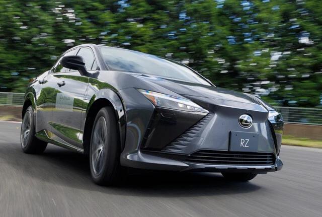 レクサス RZ ついに日本で発売となるバイワイヤステアリング仕様。慣れてしまうと、元の円形ハンドルに戻れなくなるという