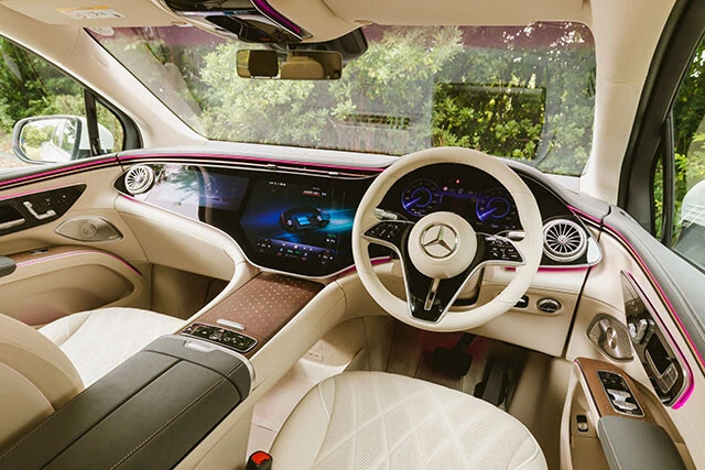 カラーでお見せできないのが残念だが、車内は心地よい色彩を演出するアクティブアンビエントライトにより、昼間でも鮮やかな光を放つ