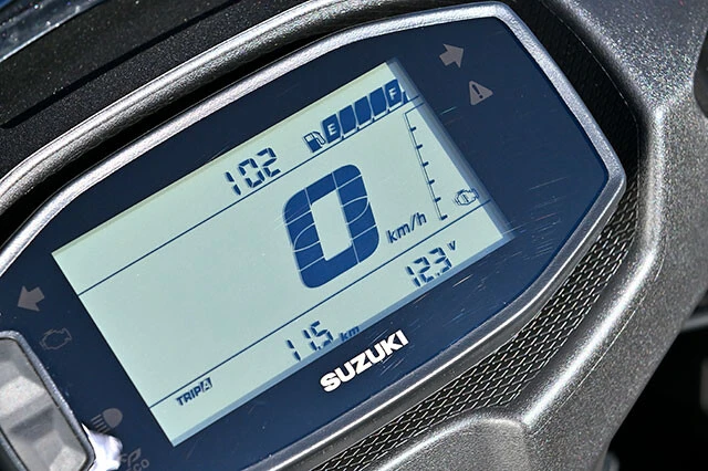 フル液晶ディスプレーを用いたインパネはスピードメーター、オイルチェンジインジケーターなどを表示