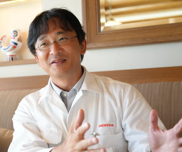 EM1e:開発責任者代行 内山 一氏 1999年にホンダに入社。四輪バギーなどの操縦安定性テストを担当。専門は二輪車の運動解析