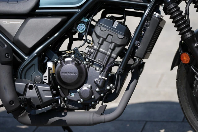 水冷4ストロークDOHC4バルブ単気筒250㏄エンジンの鼓動感はマジでヤミツキ。初心者でも走る楽しさを堪能できるぞ!