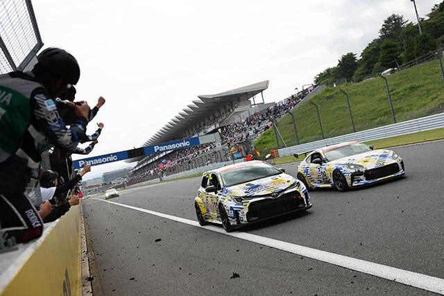 レースの順位は残念ながら最下位だったが、世界初となる24時間レース完走という快挙を達成した液体水素GRカローラ（左・32号車）