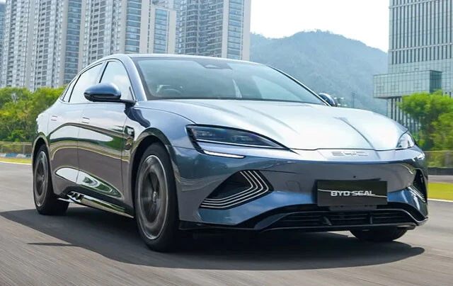 テスラ・モデル3のガチライバル! BYDの戦略車がこのシール。世界最大の自動車市場である中国で、ライバル・テスラとの販売バトルを大きくリードしたいところ