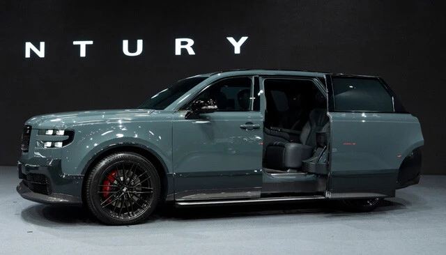 トヨタ センチュリー 価格:2500万円~ 鳳凰のエンブレム、塗装面を徹底的に磨き上げた「鏡面磨き」など、匠の域に達した職人の仕事ぶりが細部に宿る。顧客好みのカスタマイズも可能だという