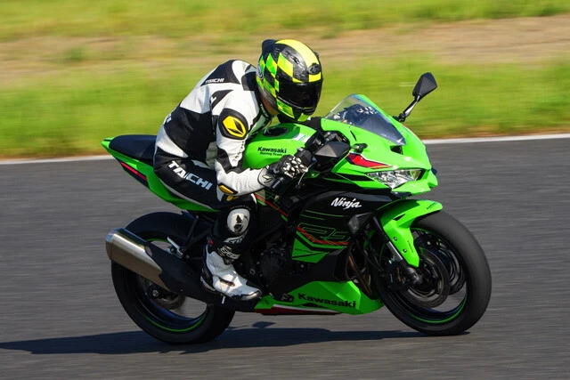 【第3位】カワサキ ニンジャZX‐4R／RR　価格：112万2000円／115万5000円　ジャパンモビリティショーに出展され、ファンを感涙させたZXRカラーを踏襲したニンジャ40周年記念車が12月23日に発売!!