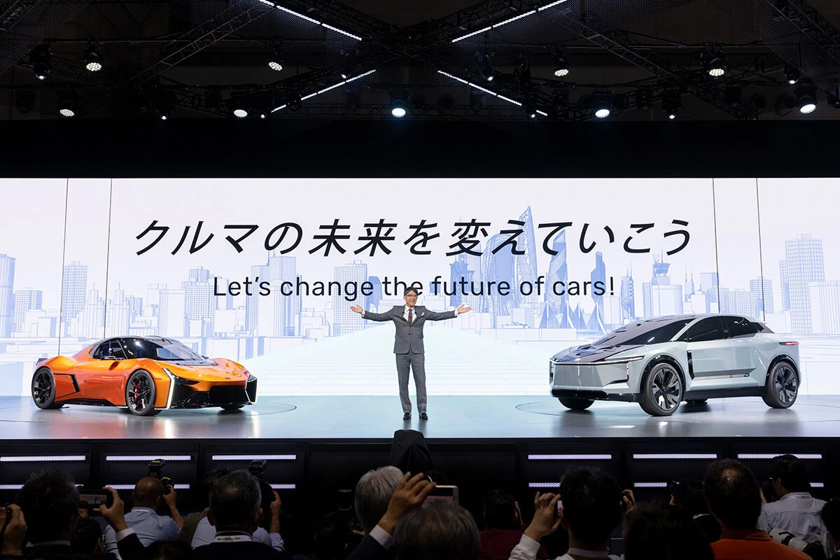 ジャパンモビリティショー2023で、新型EVを世界初公開する佐藤恒治トヨタ社長。自動車界の巨人の発表に報道陣が殺到した。（左）FT-Se、（右）FT-3e