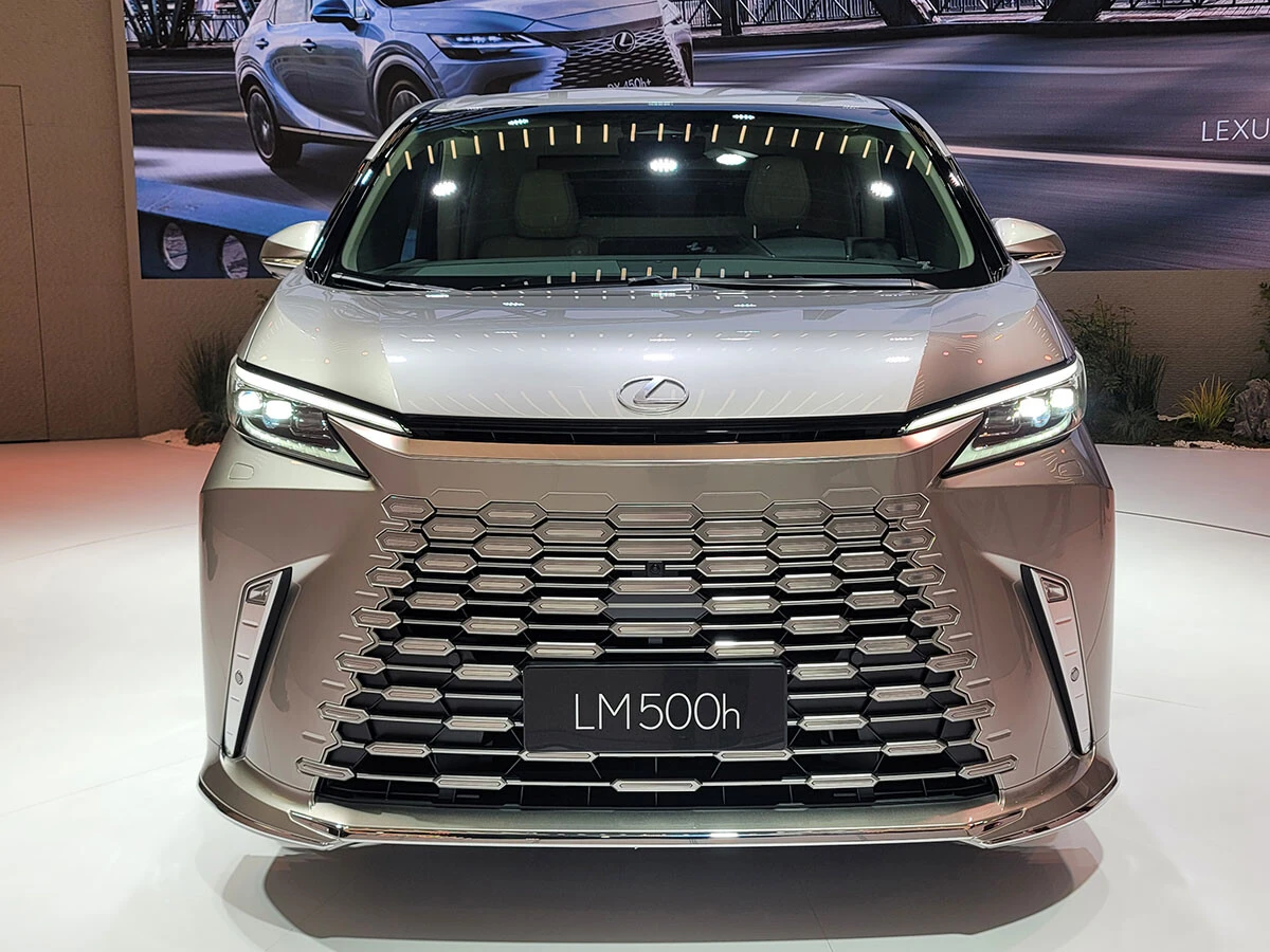 顔面はゴージャス感と迫力を兼ね備えたド派手なスタイリングに仕上がっている。どこを走っていても注目を浴びること請け合いだ