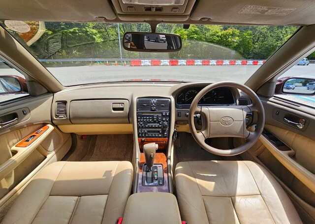 運転席、助手席共に10ウェイパワーシートを備える。シートには新開発の技術が鬼盛り