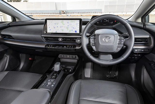 内装はシフト周りにレイアウトされるEV／HEVモード切り替えのスイッチぐらいで、あとはHEVと一緒