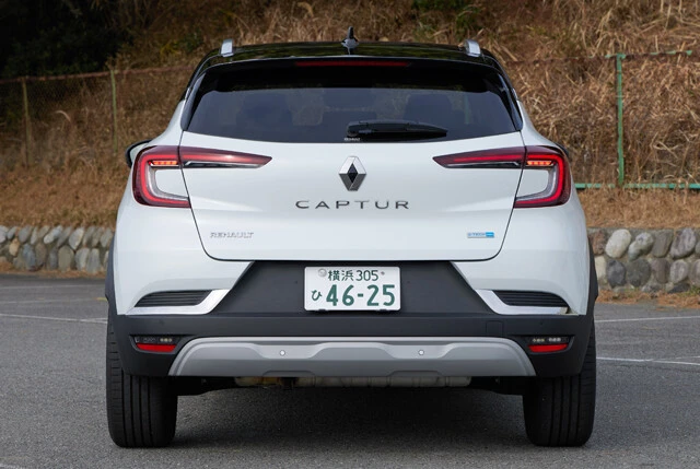 荷室容量は5名乗車時で440リットル。サスはフロントがマクファーソンストラット式、リアはトーション・ビーム式