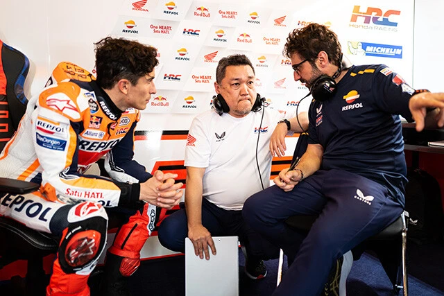 スズキでテクニカルマネージャーとして辣腕を振るった河内健氏（中央）がホンダに新加入。マシンはもちろん、ライダーの戦闘力も上がること間違いナシ！