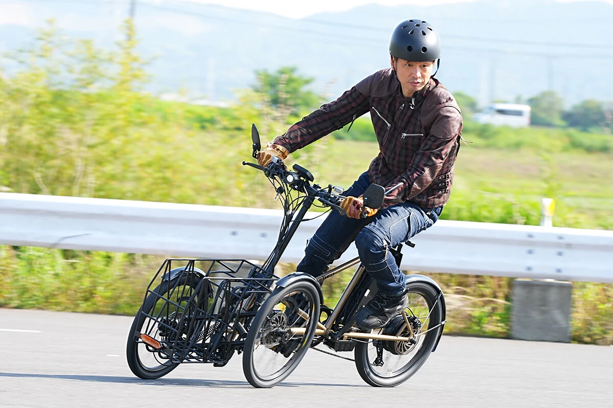 電動アシスト自転車とは何が違う？　"漢"カワサキの「電動三輪ビークル」はここがスゴい！
