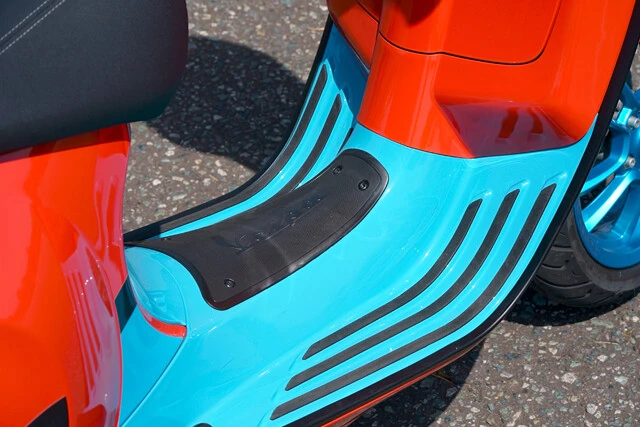 ボディカラーはトラモントオレンジ。ベースはオレンジだが、ホイールやフットボードなどにブルーを配色