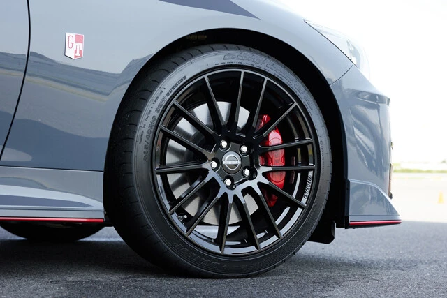 タイヤは専用開発なので、ベース車と異なり、ランフラット(パンクしても一定距離を走れるタイヤ)ではない