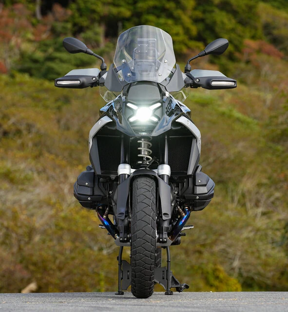 新型はX字形にLEDライトを配備し、従来モデルより小顔に。曲がる先を照らすコーナリングランプを備え、ウインカーはナックルガード(手の風防)にビルトイン