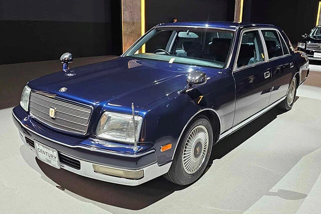 1997～2018年 2代目 センチュリー。ボディサイズは全長5270㎜×全幅1890㎜×全高1475㎜。エンジンはV12の5Lを搭載