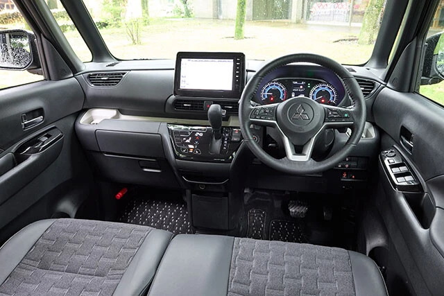 外観のド派手なSUV感と比較すると、かなり地味なインテリア