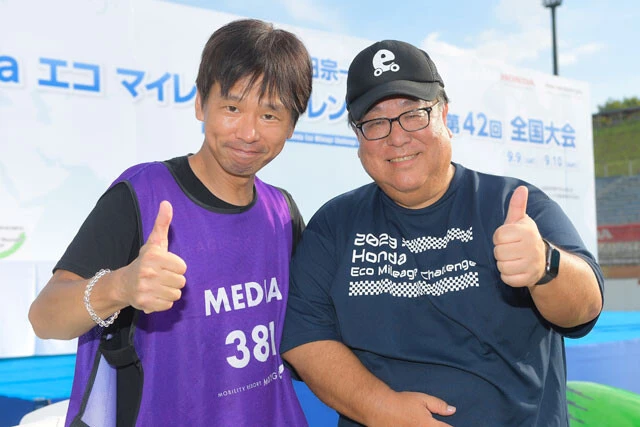 ホンダの倉石会長（右）を現地で直撃したアオキ（左）