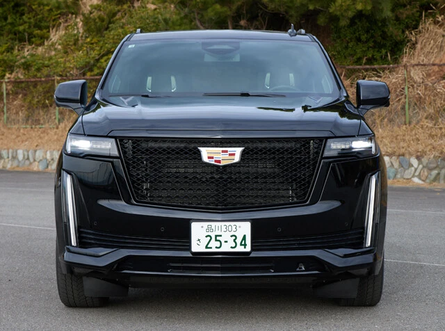 キャデラック エスカレードスポーツ 価格:1800万円 国産車のゴツ顔と異なり、顔面は問答無用の超ド迫力。しかも、ボディは山脈のようにデカい。正直、いかつさは最強レベル