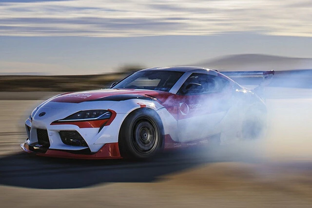 TRIで開発されているAIによる自動運転ドリフトをこなすスープラ。エンジンは700馬力（！）にチューンアップされているという