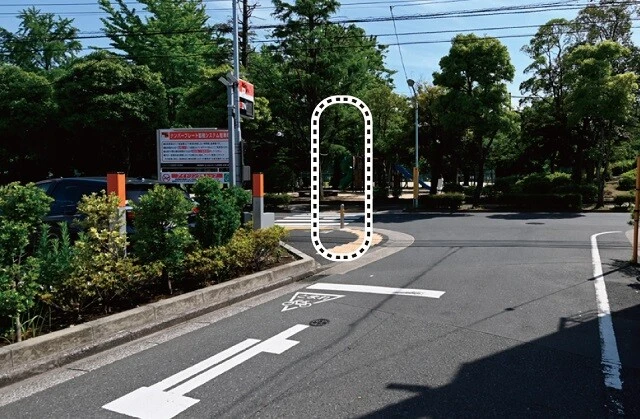 江戸川区にある公園に接するT字路の横断歩道でも、南進するクルマへの標識が抜け落ちていた。ドライバーが早めに認識するためにも、丸で囲った場所に設置が必要