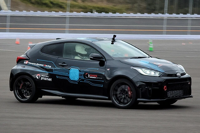 トヨタ下山テストコースをAI自動運転で走行するGRヤリスベースの開発車両。山本氏は助手席に乗り込んで特濃取材を敢行