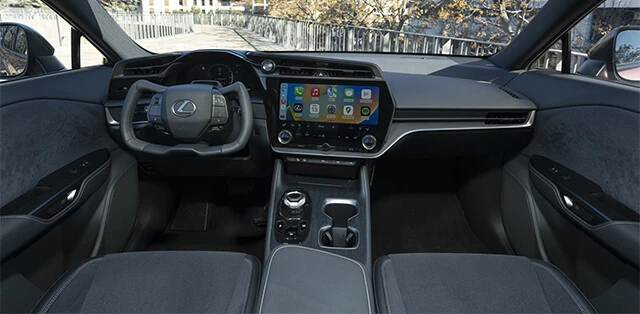 コックピットで圧倒的な存在感を放つのは、やはりハンドル。ちなみに中央に鎮座するタッチパネルは14インチ