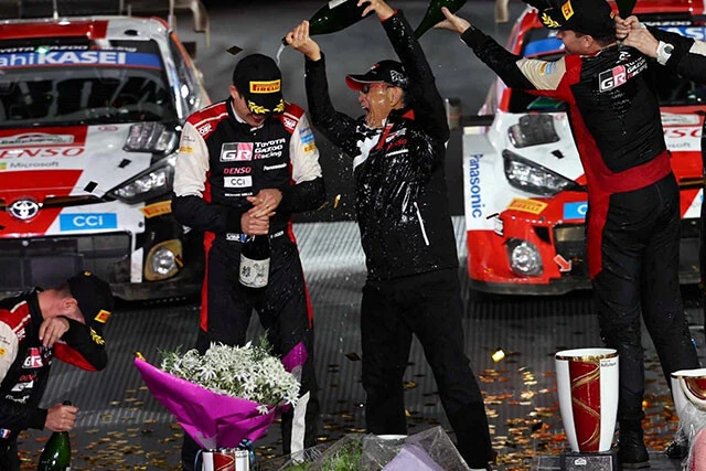 選手と喜びを分かち合うトヨタの豊田章男会長（中央）。シャンパンならぬスパークリング日本酒ファイトに