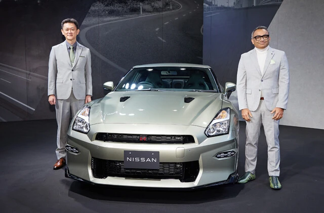 2024年モデルのGT-Rと日産自動車のアシュワニ・グプタCOO(右)、チーフ・ビークル・エンジニアの川口隆志氏(左)