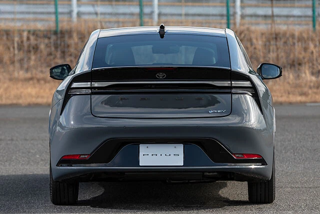 HEVとの外観の違いは、専用デザインのアルミホイール、テールランプの色とパンパーの色