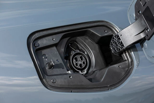 右のリアフェンダー上部にこの充電口が設置され、左側の同部分には給油口が備わる