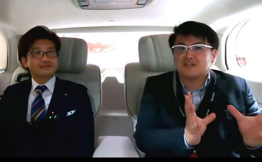 今秋、日本市場に導入される予定の4人乗り仕様の室内で、2代目LMの開発責任者である横尾氏（左）をインタビューする山本氏（右）