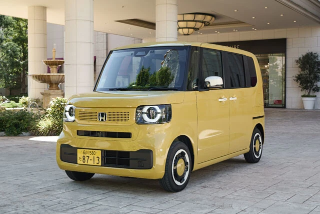 3代目N‐BOX。丸目のヘッドライトが白物家電感を高めている